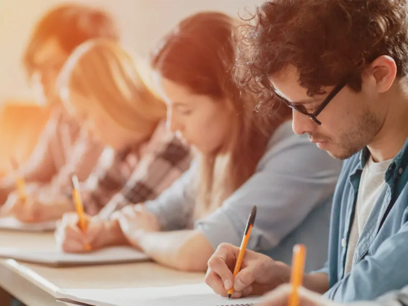 Etudiants en plein examen