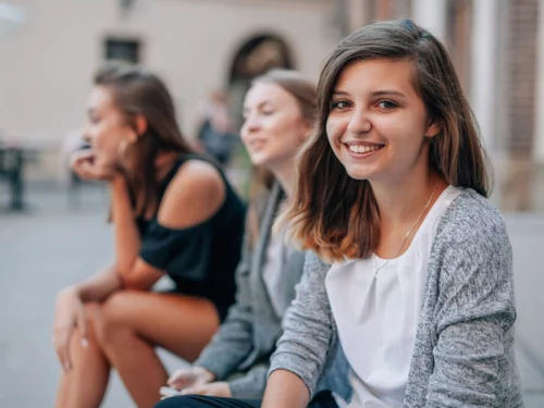 groupe de jeunes étudiantes souriantes