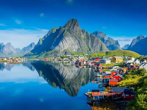 Maison rouges traditionnelles au bord d'un lac, Norvège